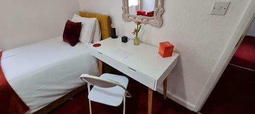 Hostal Holly Cottages