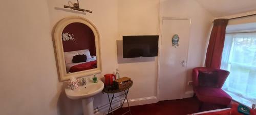 Hostal Holly Cottages