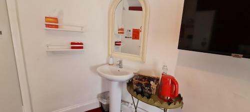 Hostal Holly Cottages