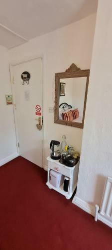 Hostal Holly Cottages