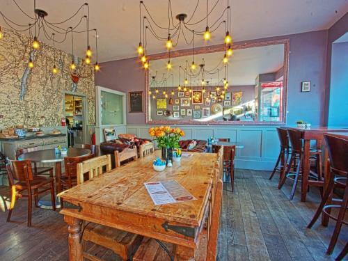 Hostal Monties Guest House