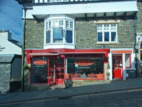 Hostal Monties Guest House