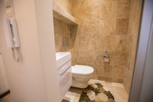 Chain Bridge Studio Apartment