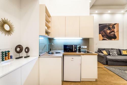 Hello Downtown Apartment - Movie
