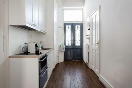 Opera Apartment With Garage, 2br & 2bth, AC