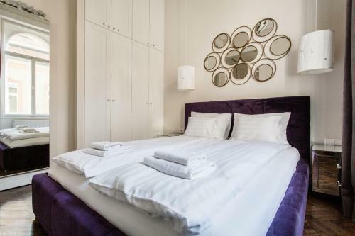 Opera Apartment With Garage, 2br & 2bth, AC