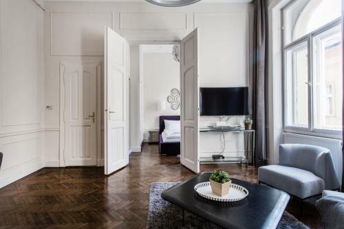 Opera Apartment With Garage, 2br & 2bth, AC