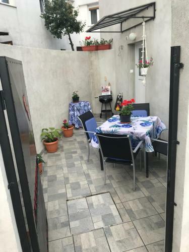Apartment In Family House Linda