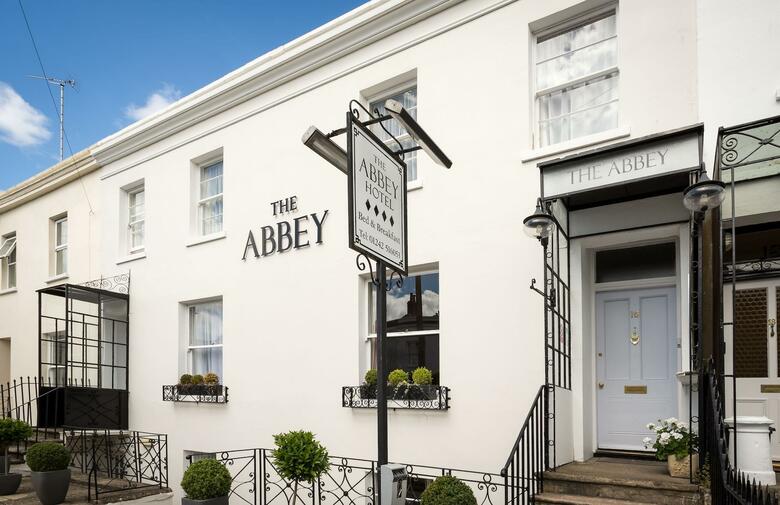 Hostal The Abbey