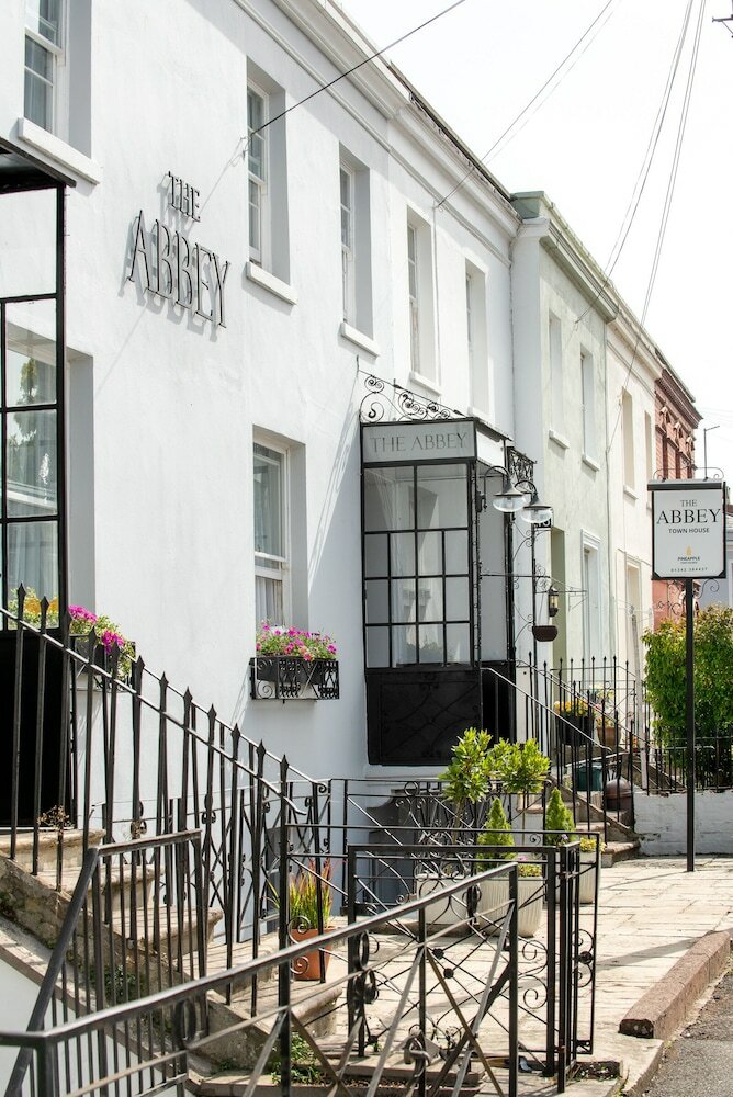 Hostal The Abbey