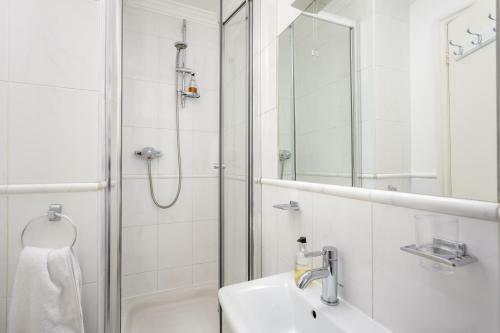 Hostal Bentons Guest House