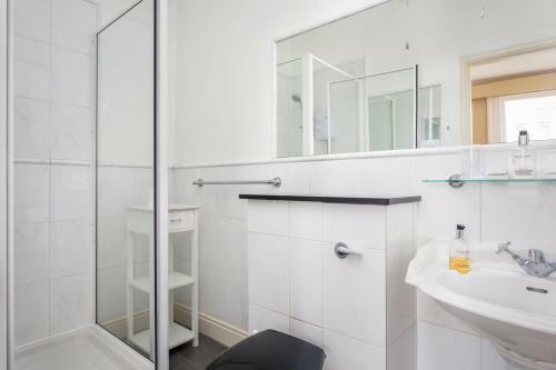 Hostal Bentons Guest House