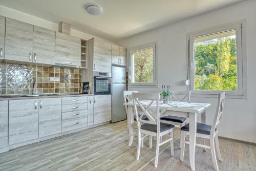 Two Bedroom House With Sea View Maj
