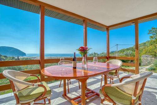 Two Bedroom House With Sea View Maj