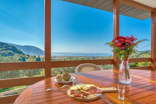 Two Bedroom House With Sea View Maj