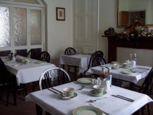 Hostal Denecrest Guest House