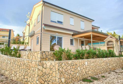 Seafront Apartment With Heated Swimming Pool