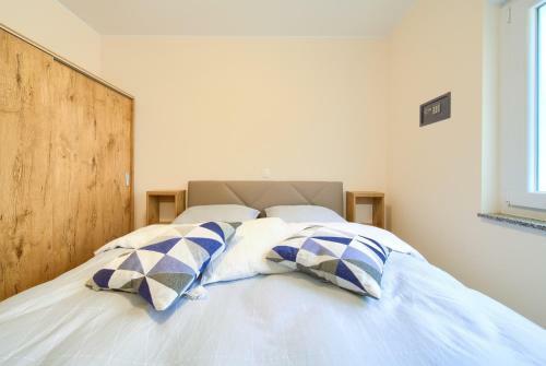 Seafront Apartment With Heated Swimming Pool