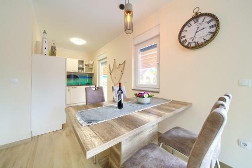Seafront Apartment With Heated Swimming Pool
