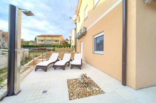Seafront Apartment With Heated Swimming Pool