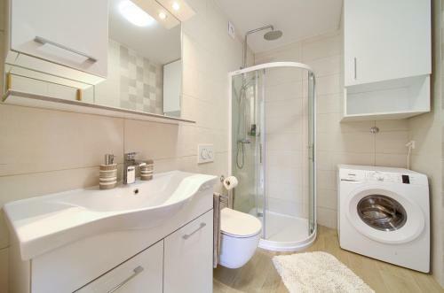 Seafront Apartment With Heated Swimming Pool
