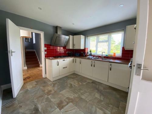 Stunning Spacious 4 Bedroom House With Garden And Parking