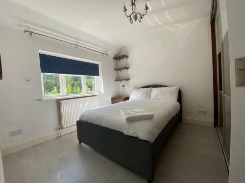 Stunning Spacious 4 Bedroom House With Garden And Parking