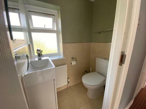 Stunning Spacious 4 Bedroom House With Garden And Parking