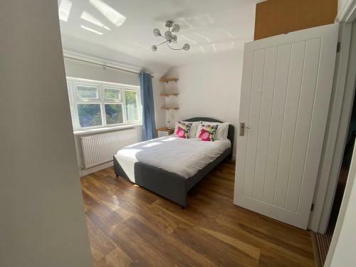 Stunning Spacious 4 Bedroom House With Garden And Parking