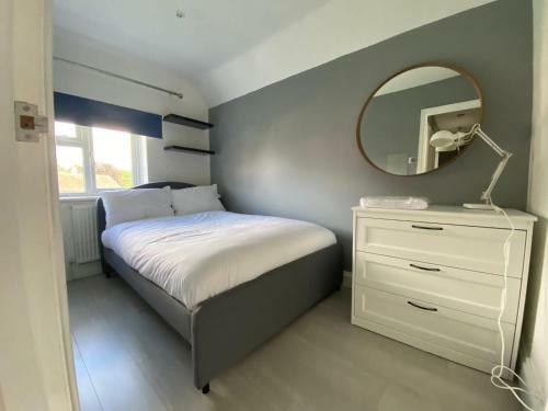 Stunning Spacious 4 Bedroom House With Garden And Parking