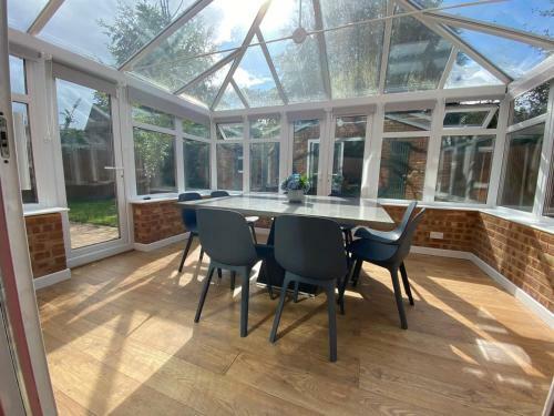 Stunning Spacious 4 Bedroom House With Garden And Parking