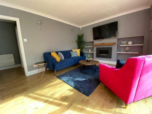 Stunning Spacious 4 Bedroom House With Garden And Parking