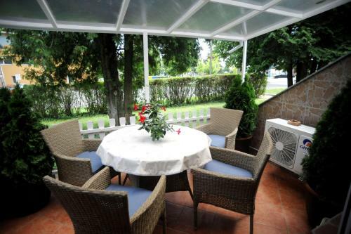 Judit Apartman Domb�v�r-gunaras