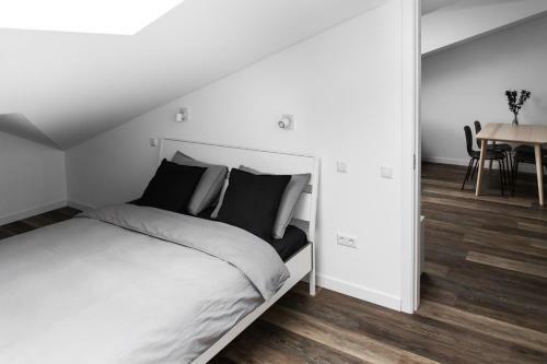 Host Lovers Apartments