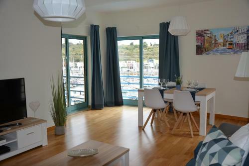 Stunning Apartment With Marina Views