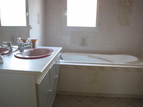 Maison Angles , 4 Pi�ces, 6 Personnes - Fr-1-357-273
