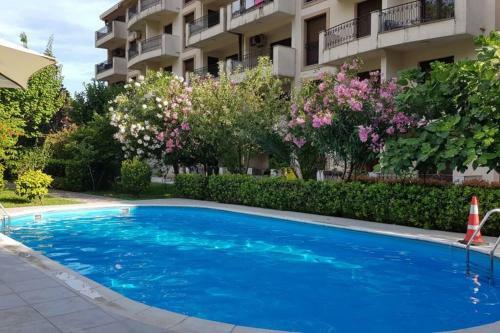 Apartment With Swimming Pool