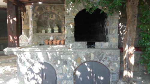 Sea-side Old Stone Villa With A Private Garden
