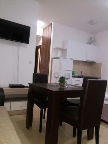 J&j Twins Apartments