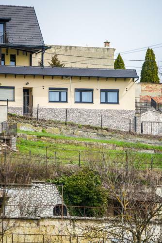 R�zsa V�lgy Apartman