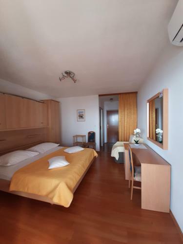 Hostal Guest House Fenix Brela