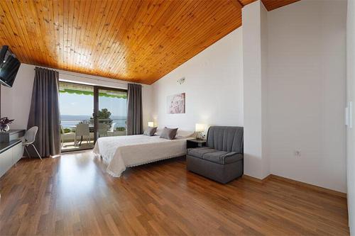 Apartments By The Sea Brela, Makarska - 19205