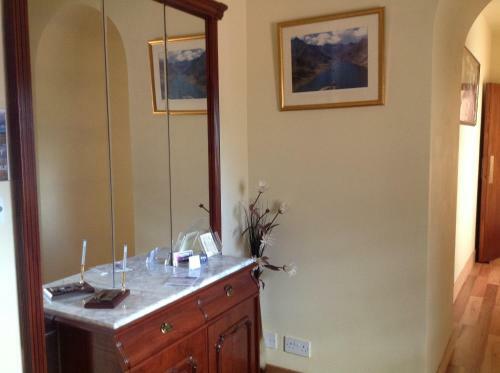 Hostal Whitehouse Guest House