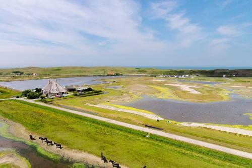 Tiny House De Hut, In De Natuur Op 450 Meter Van Het Strand