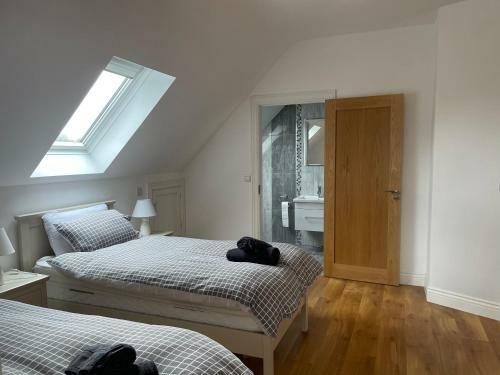 Cootehall Marina Luxury Lakefront Apartment