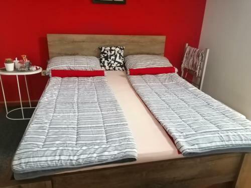 Apartman Red Wall