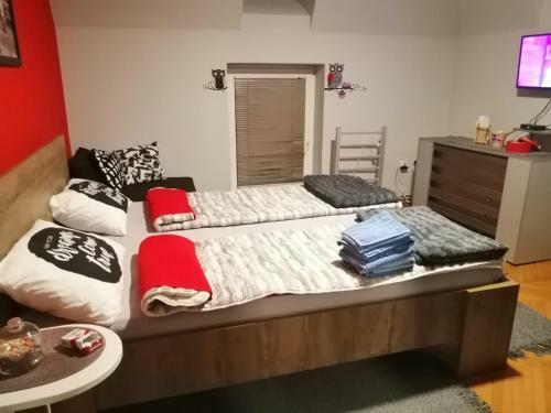Apartman Red Wall
