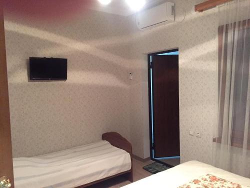 Hostal Guesthouse On Ardzinba 180