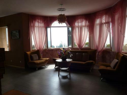 Hostal Mamzyshkha Guest House