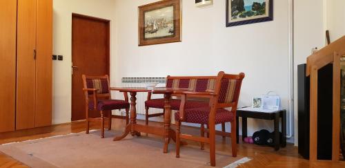 Nobles Apartment 4****